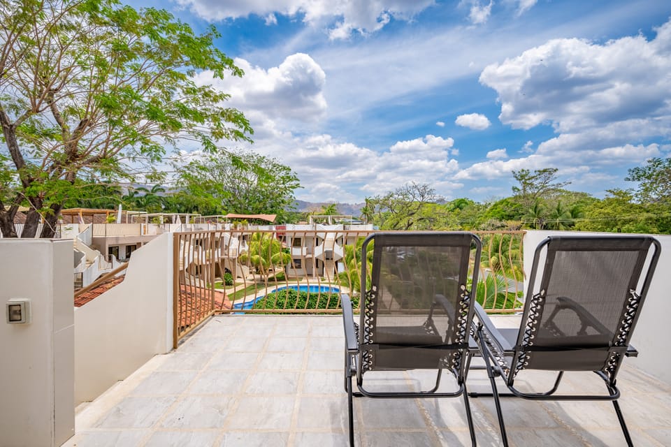 Coco Bliss: Pool, Rooftop Deck, Walk to Beach Apartment in Coco