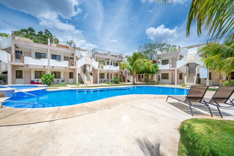 Coco Bliss: Pool, Rooftop Deck, Walk to Beach Apartment in Coco