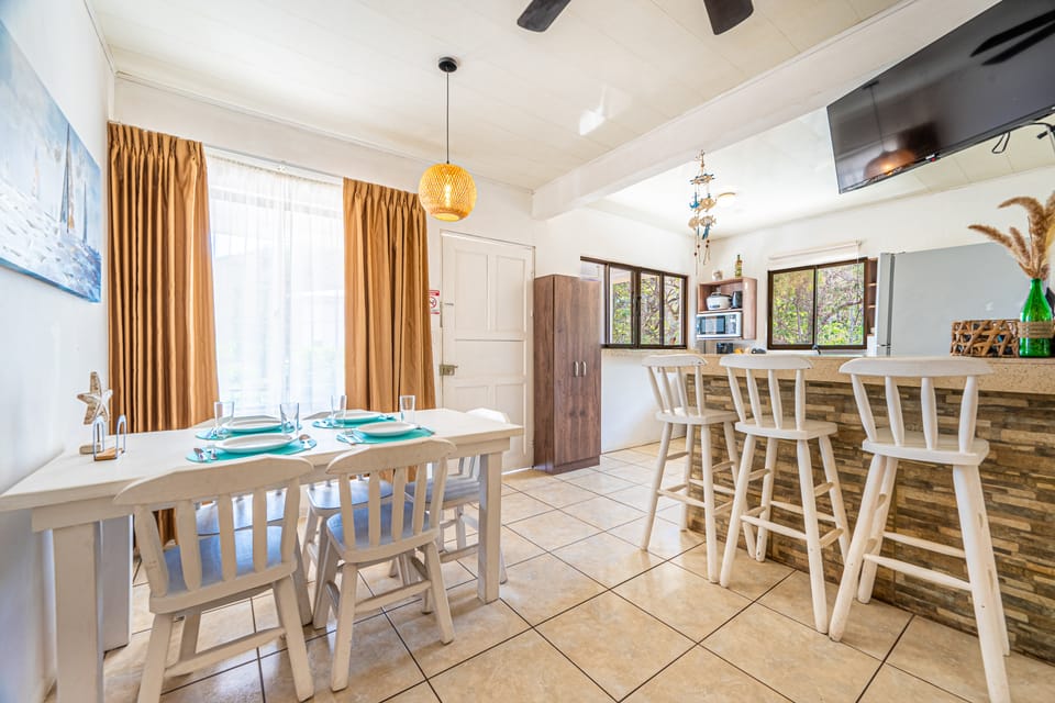 Playas del Coco Condo w/ Pool: Walk to Beach! Apartment in Guanacaste Province