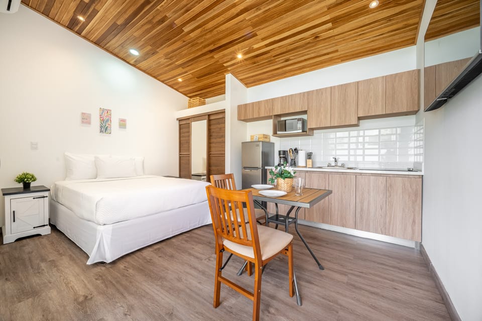 Walk to Shops & Eats! Cozy Playas Del Coco Studio Apartment in Coco