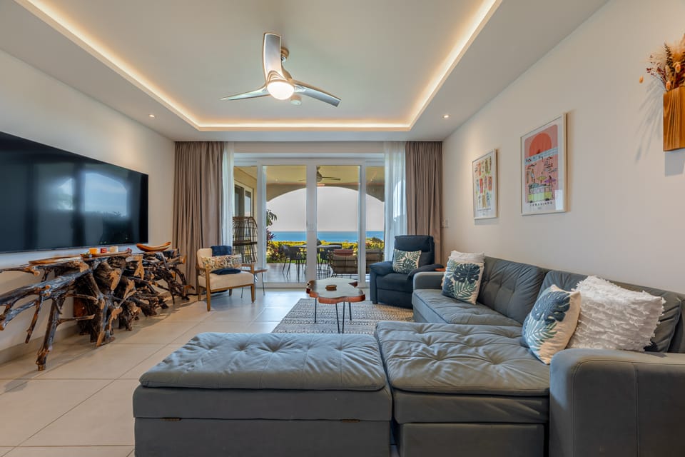 Tamarindo Ocean-View Condo, Shared Infinity Pool Apartment in Tamarindo
