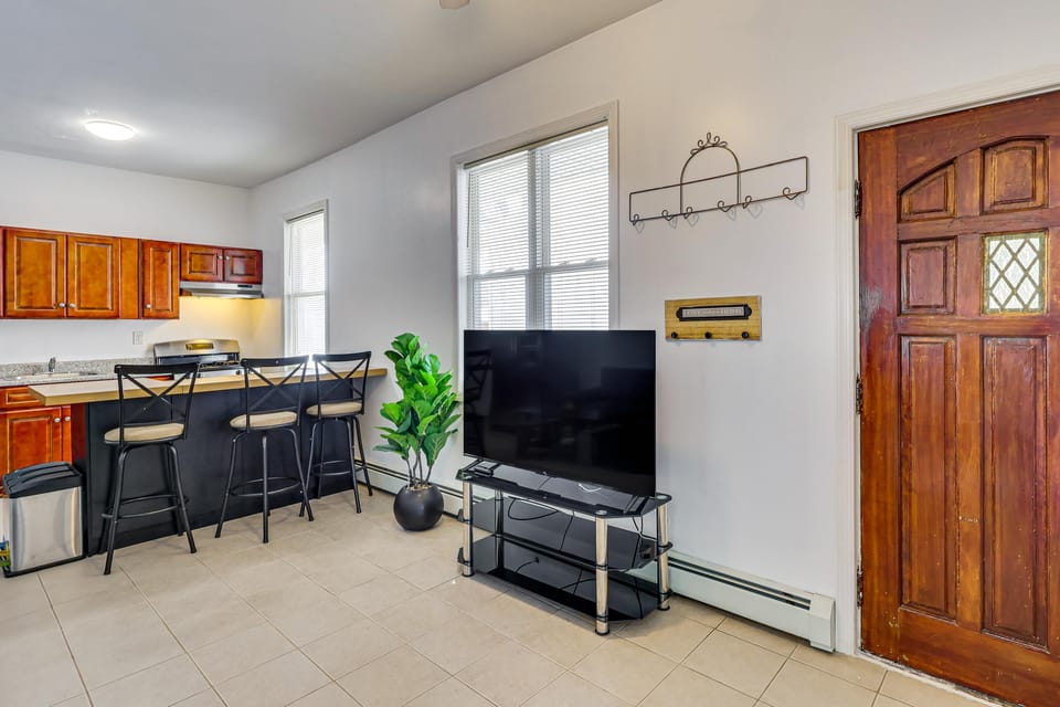 Easy Airport Access, Near Parks! Elizabeth Retreat Apartment in Hillside