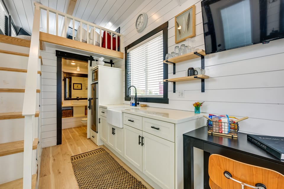 Gateway to Red Rock Adventures! Resort Tiny Home House in Hurricane