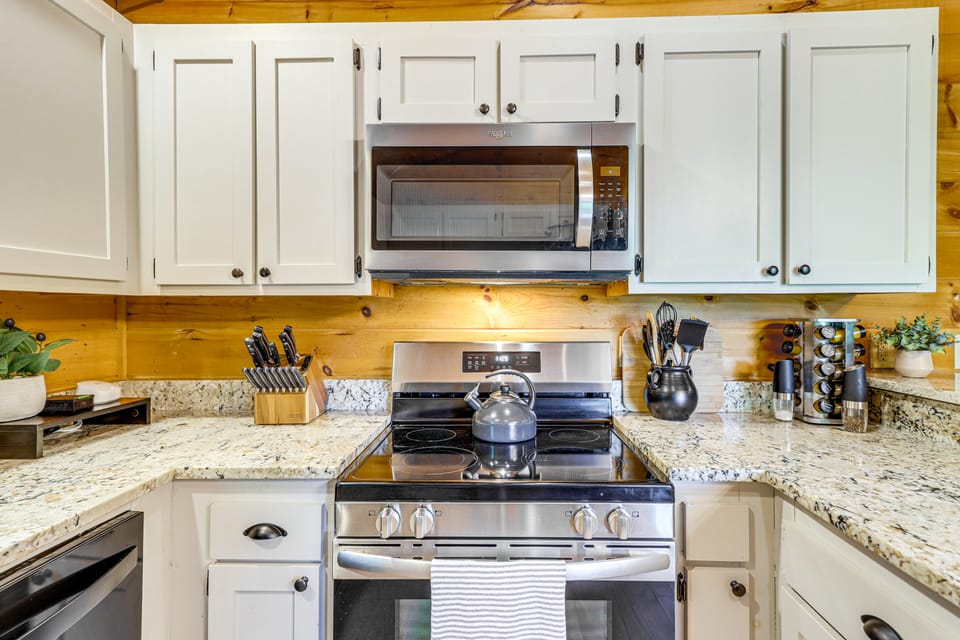Hot Tub Haven! Family-Friendly Blue Ridge Cabin House in Georgia