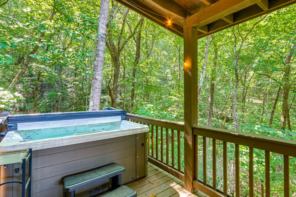 Hot Tub Haven! Family-Friendly Blue Ridge Cabin House in Georgia