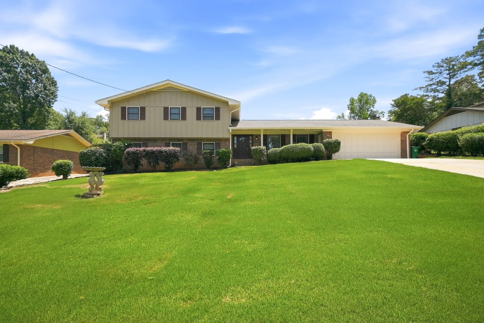 Private Pool, Patio! Spacious Home in Decatur House in Panthersville