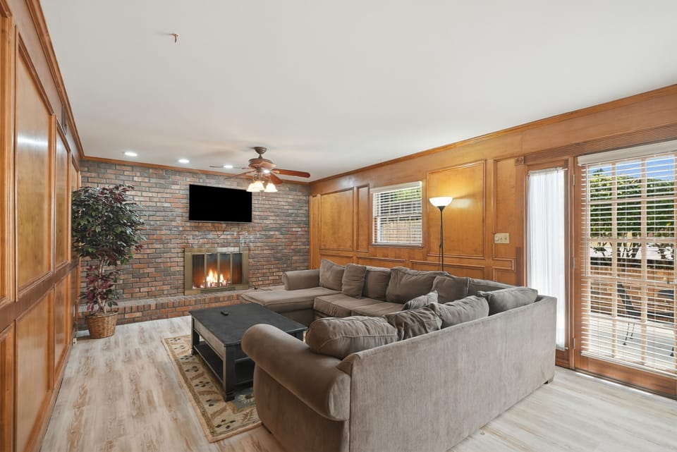 Private Pool, Patio! Spacious Home in Decatur House in Panthersville