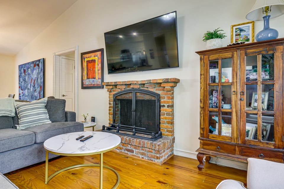2 Mi to Coligny Beach! HHI Home w/ Deck House in Hilton Head Island