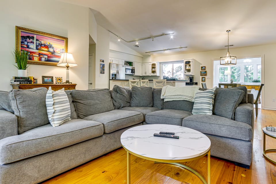 2 Mi to Coligny Beach! HHI Home w/ Deck House in Hilton Head Island