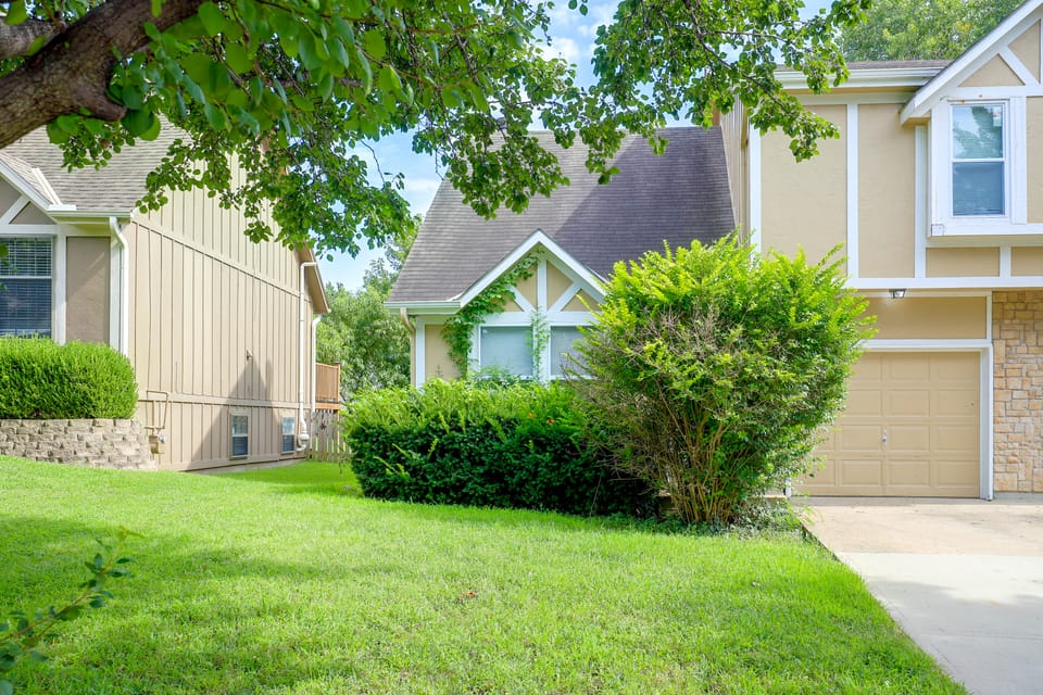 Walkable Overland Park Townhome w/ Patio Apartment in Overland Park