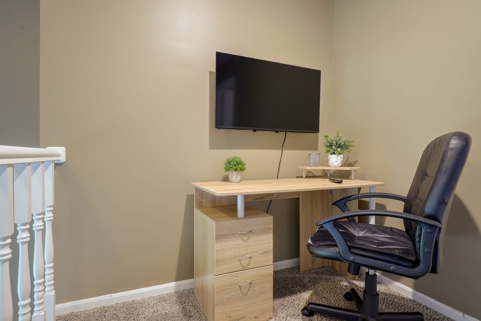Walkable Overland Park Townhome w/ Patio Apartment in Overland Park