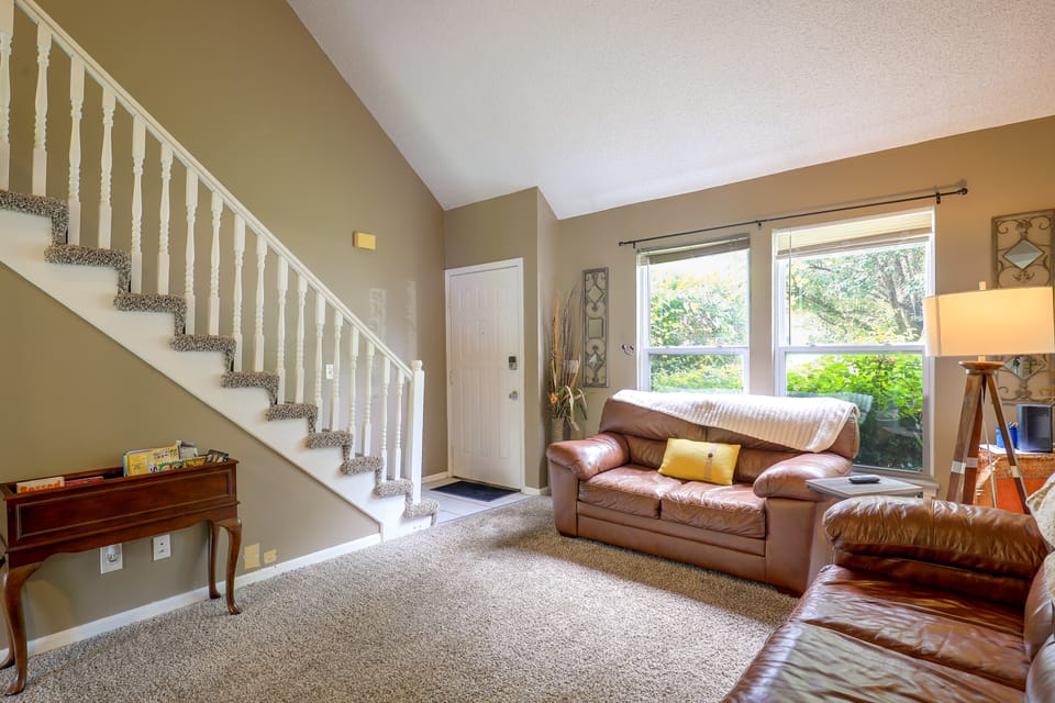 Walkable Overland Park Townhome w/ Patio Apartment in Overland Park
