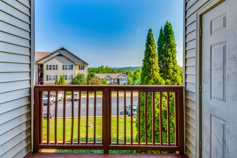 Condo on Lake Hartwell 3 Mi to Clemson Stadium Apartment in Lake Hartwell