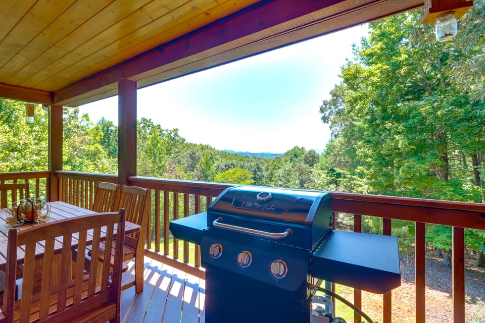 Mtn Views & Game Room! Blue Ridge Mtns Gem House in Georgia