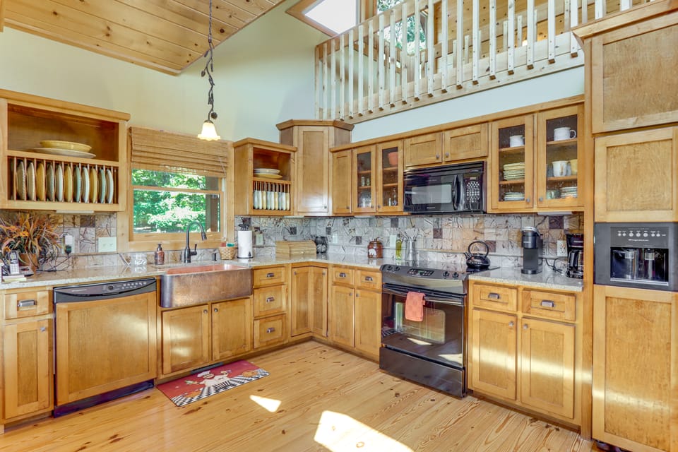 Mtn Views & Game Room! Blue Ridge Mtns Gem House in Georgia