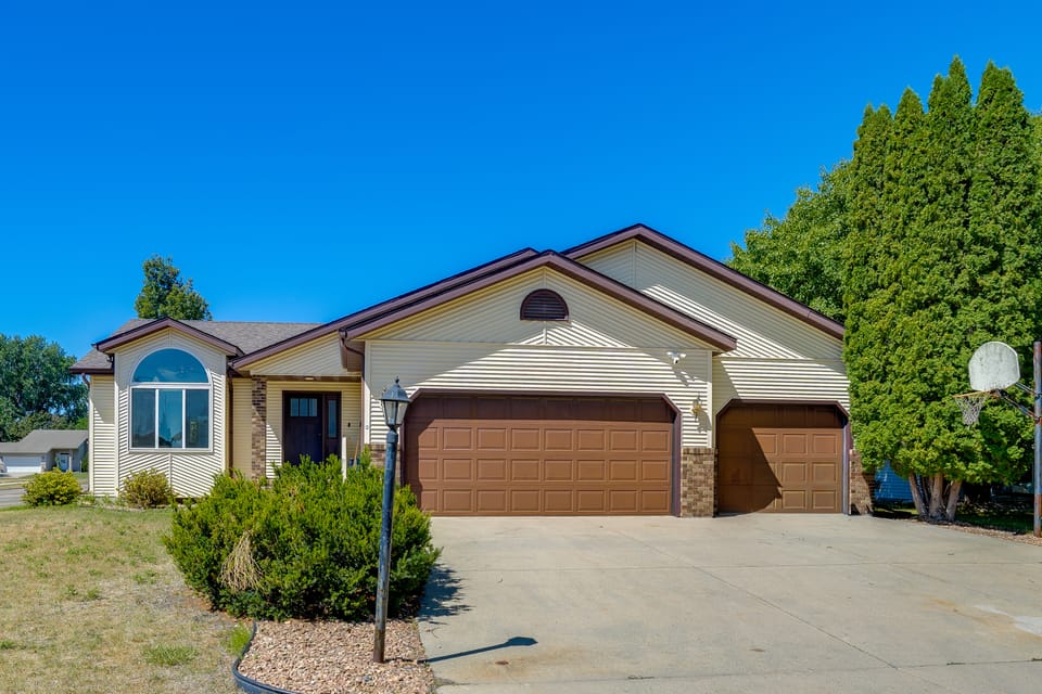 5BR Home Close to Moorhead Home & Fargo House in Moorhead