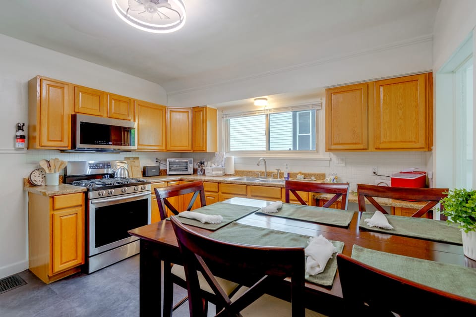 Cozy 3-Bedroom Home close to ISU & IWU,  Sleeps 6 House in Bloomington