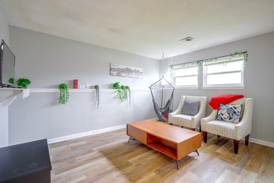 11 Mi to Overland Park: Olathe Mid-Term Stay Apartment in Olathe