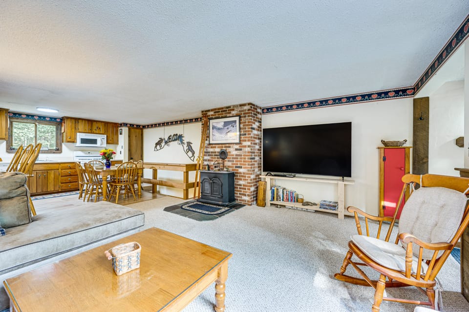 Walk to Echo Lake State Park! Family Escape Apartment in North Conway