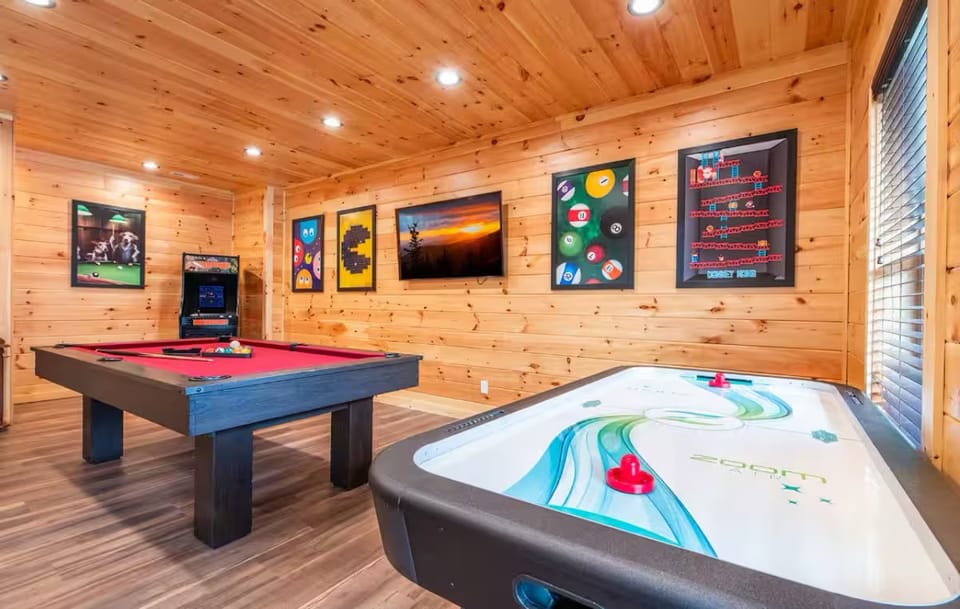 4BR Smoky Mtn Lodge | Games, Hot Tub, Fire Table House in Gatlinburg