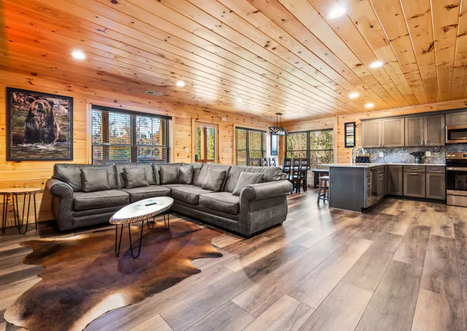 City Bear Lodge | Dtwn Gatlinburg Hot Tub + Games House in Gatlinburg