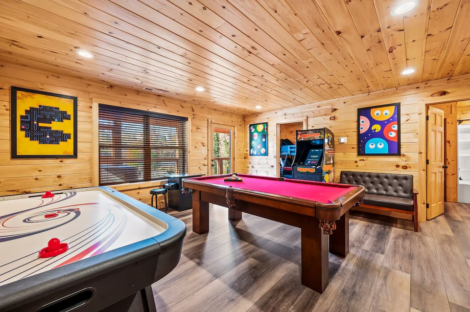 City Bear Lodge | Dtwn Gatlinburg Hot Tub + Games House in Gatlinburg