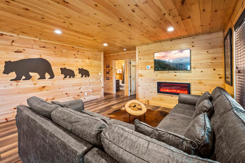 City Bear Lodge | Dtwn Gatlinburg Hot Tub + Games House in Gatlinburg