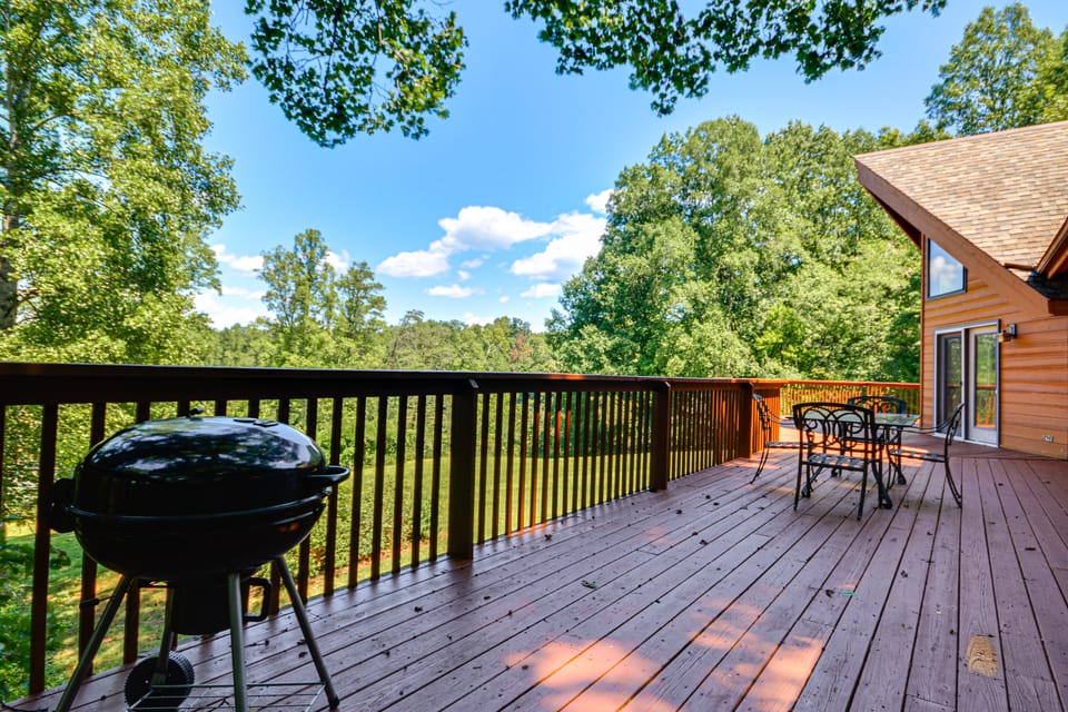 Pinnacle Lakefront Retreat: Dock, Canoe & Fire Pit House in North Carolina
