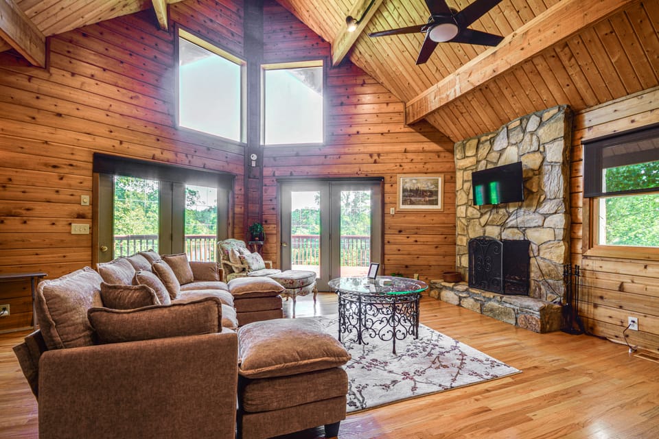 Pinnacle Lakefront Retreat: Dock, Canoe & Fire Pit House in North Carolina