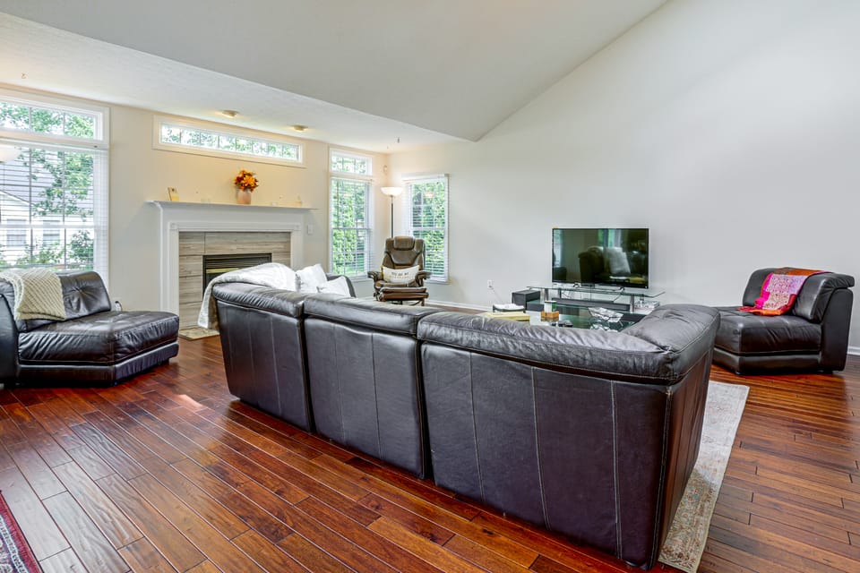 Lake Views & Work Spaces: Quiet Hilliard Home! House in Hilliard