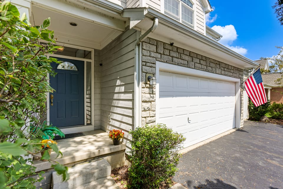 Lake Views & Work Spaces: Quiet Hilliard Home! House in Hilliard