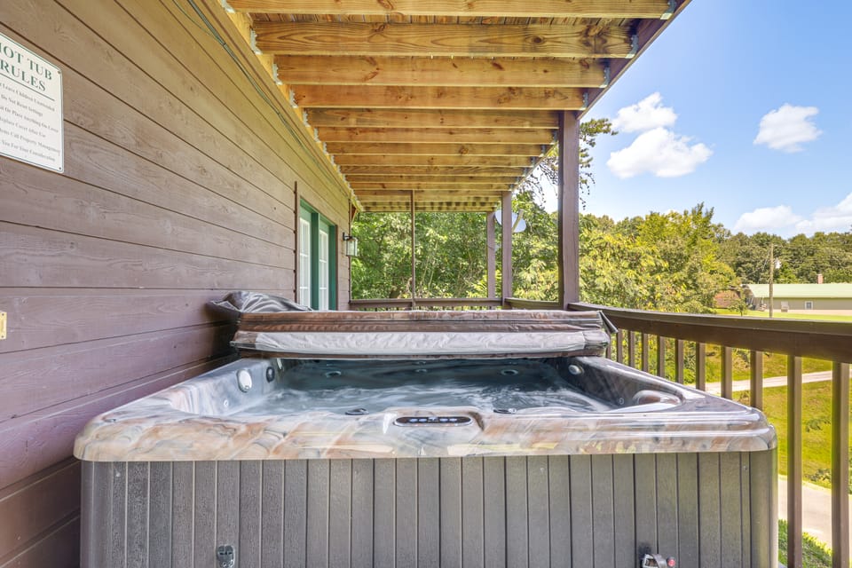 Pool Table & Hot Tub! Sevierville Weekend Getaway House in Pigeon Forge
