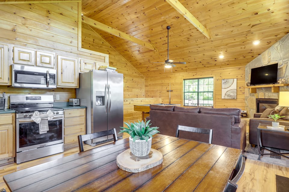 Pool Table & Hot Tub! Sevierville Weekend Getaway House in Pigeon Forge