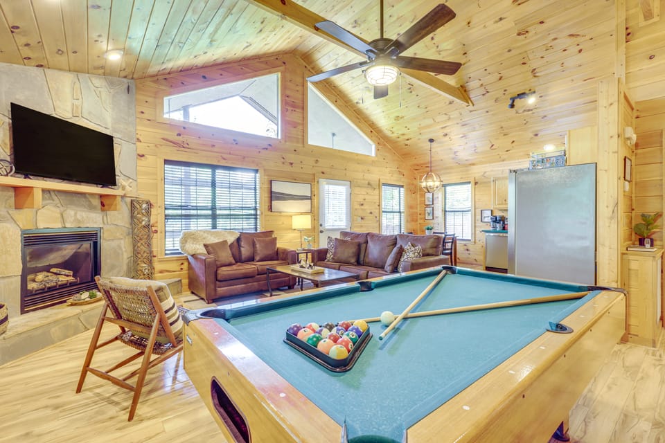 Pool Table & Hot Tub! Sevierville Weekend Getaway House in Pigeon Forge