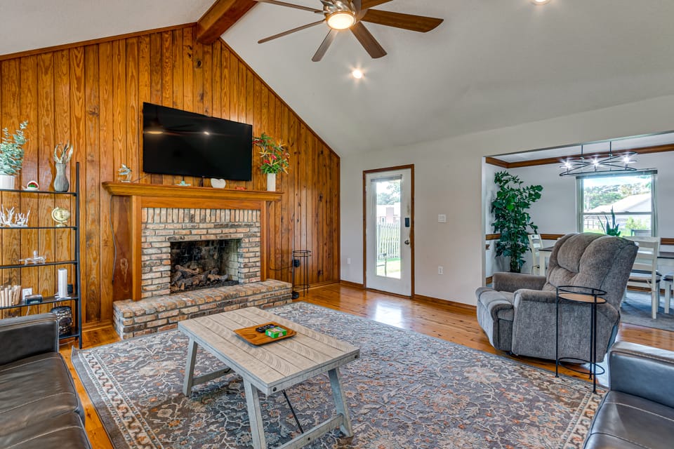 Mary Esther Family Home, 9 Mi to Navarre Beach! House in Florida