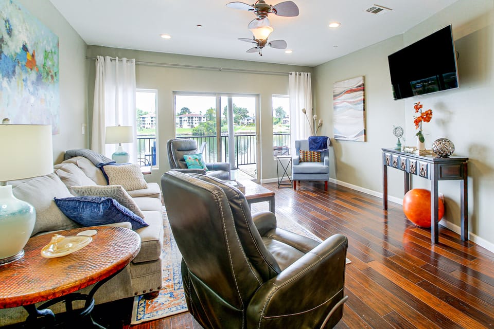 Lakefront, Pool & Dock Access! Hot Springs Gem Apartment in Lake Hamilton