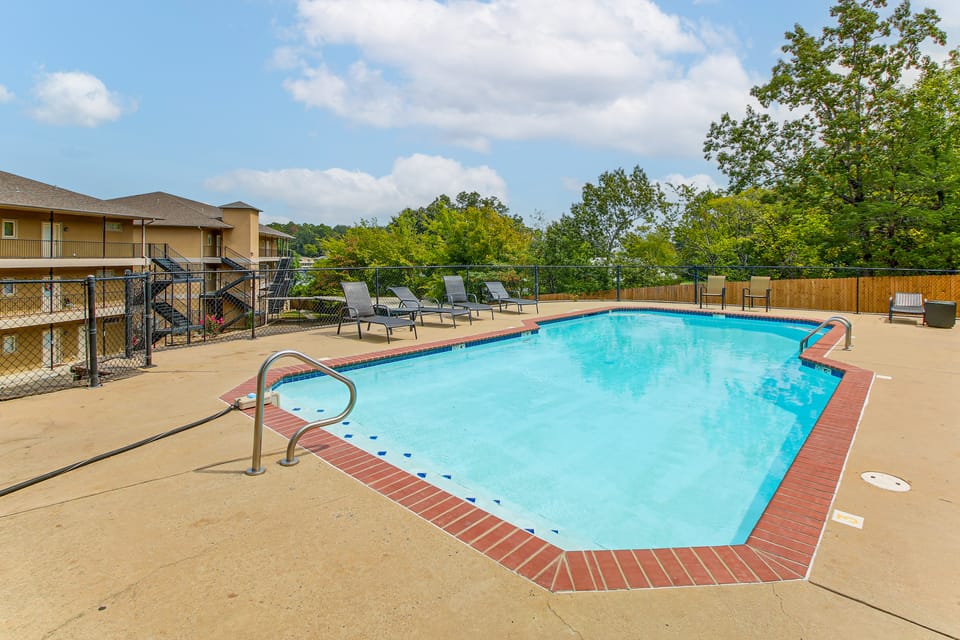 Lakefront, Pool & Dock Access! Hot Springs Gem Apartment in Lake Hamilton