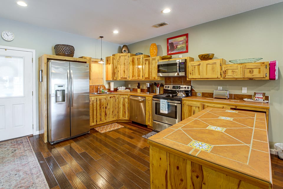 Lakefront, Pool & Dock Access! Hot Springs Gem Apartment in Lake Hamilton