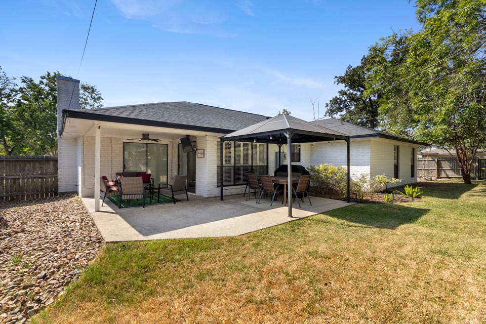 The Oaks at Aggieland! Modern Home w/ Patio & Yard House in College Station