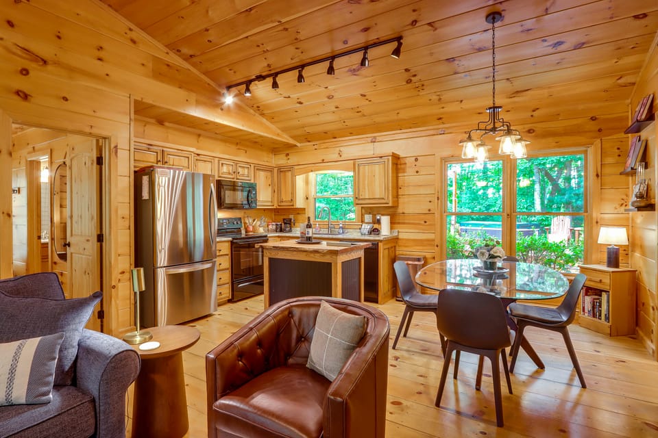 Private Hot Tub & Deck! Cherry Log Gem House in Georgia