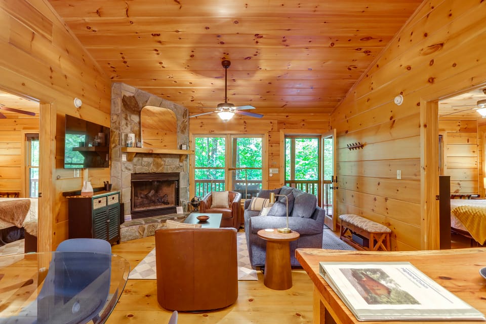 Private Hot Tub & Deck! Cherry Log Gem House in Georgia