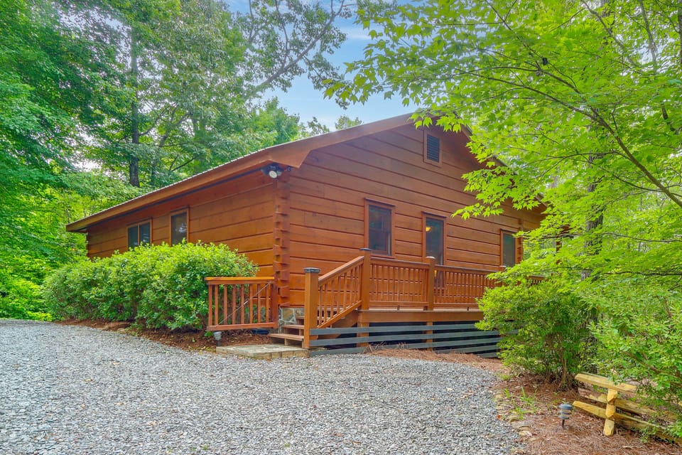 Private Hot Tub & Deck! Cherry Log Gem House in Georgia
