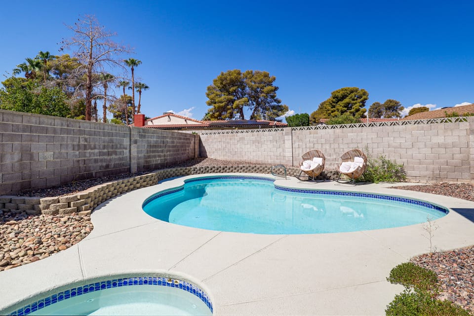 Pool, Hot Tub & Yoga Studio: Las Vegas Zen Den House in Paradise