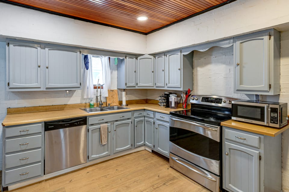 Family-Friendly Hamilton Home: Deck + Yard! House in Hamilton