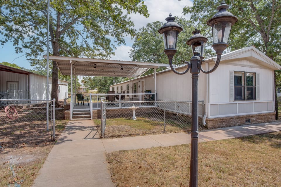 Fishing Pond & Patio Near Lake Texoma! House in Lake Texoma