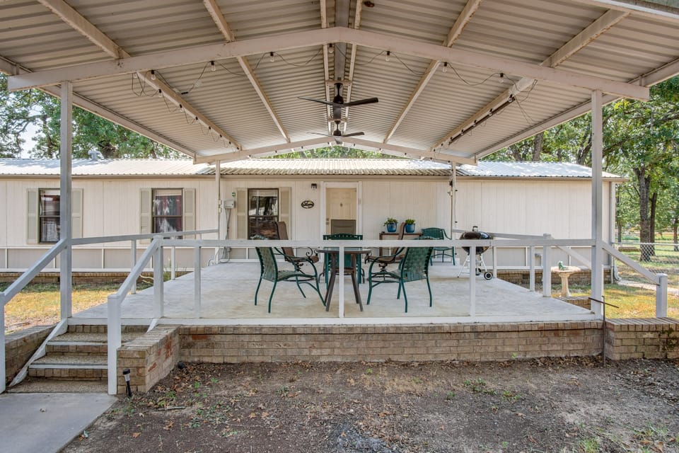 Fishing Pond & Patio Near Lake Texoma! House in Lake Texoma