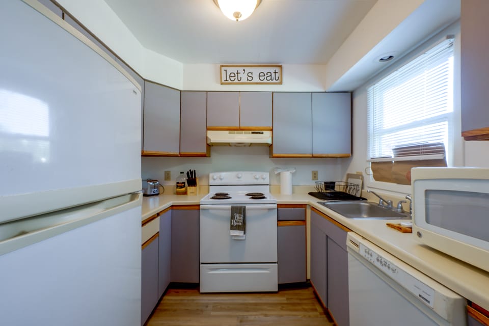 Patio + Yard: Extended Escape in Hudson Valley! Apartment in Hudson Valley