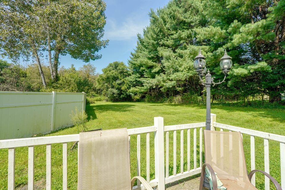 Patio + Yard: Extended Escape in Hudson Valley! Apartment in Hudson Valley