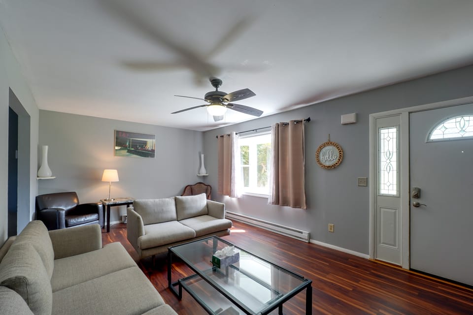 Patio + Yard: Extended Escape in Hudson Valley! Apartment in Hudson Valley