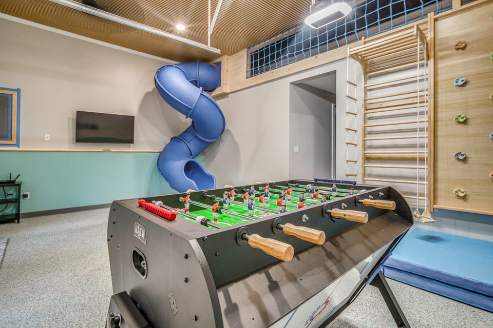 Family Fun! Indoor Jungle Gym, Hot Tub & Beach House in Millcreek Township